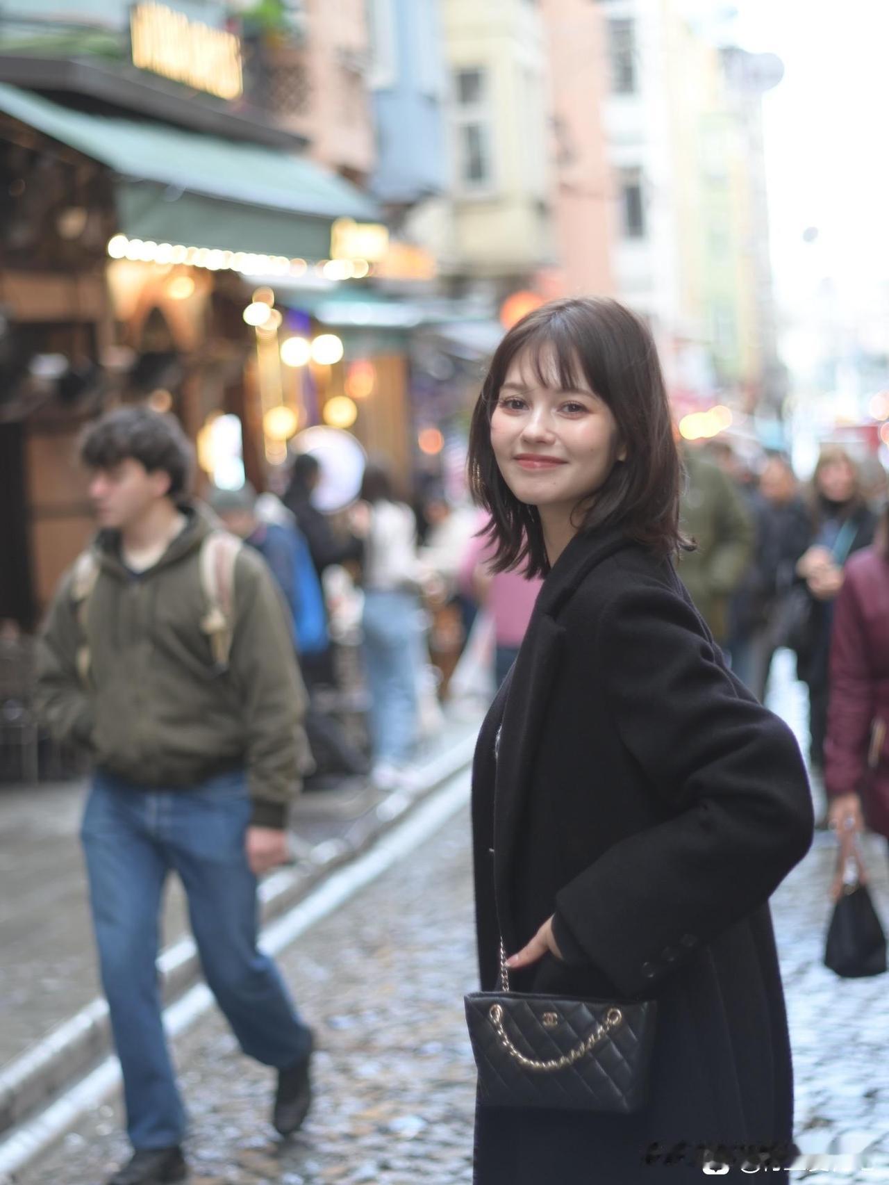 都市街头就像一个巨大的秀场，每个人都能在这里遇见不一样的自己。
瞧，有人是自由与