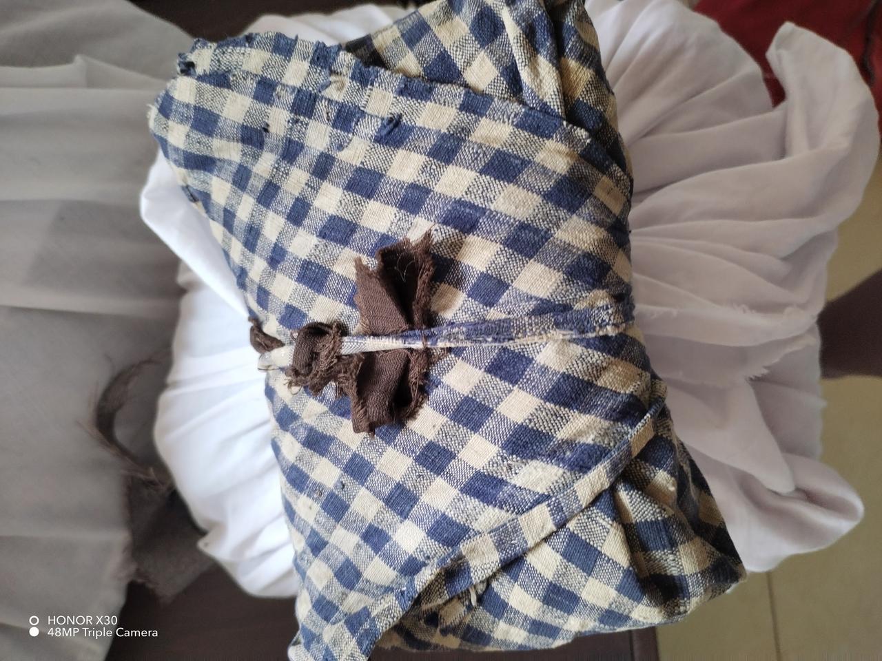 奶奶的旧布头、爸爸的语文课本、妈妈的鞋样，都被这方格子布妥帖收好。纸页泛黄，布纹