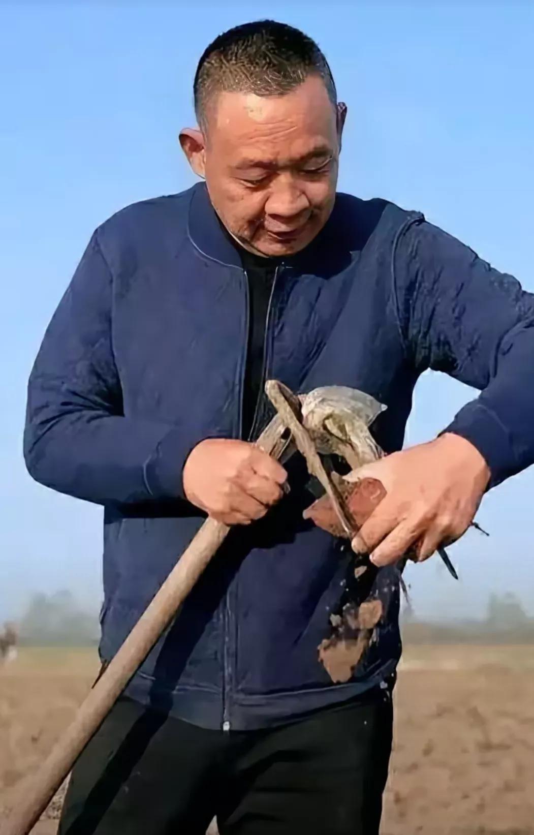 胖东来真是太接地气了
当老板还在这里干活。
大家说胖东来手里的工具叫什么名字？