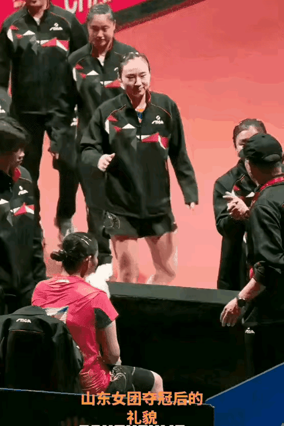 乒乓握手小误会被过度解读？别瞎脑补！
刷到个热议视频，其实就是场超正常的小插曲啊
