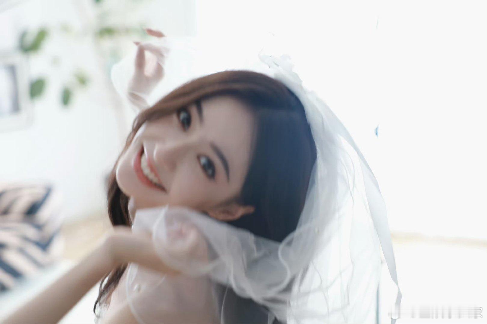 胡连馨给朋友当伴娘 胡连馨的伴娘造型太圈粉！没有繁复装饰，简单妆造却颜值爆表，真