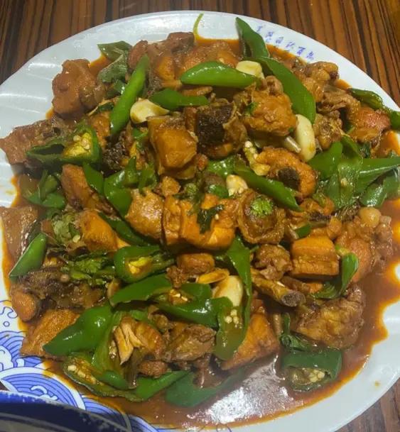 同样的钱，在不同的地方花，真是不同的感受。

在山东的饭店吃的一顿饭：萝卜丝花生
