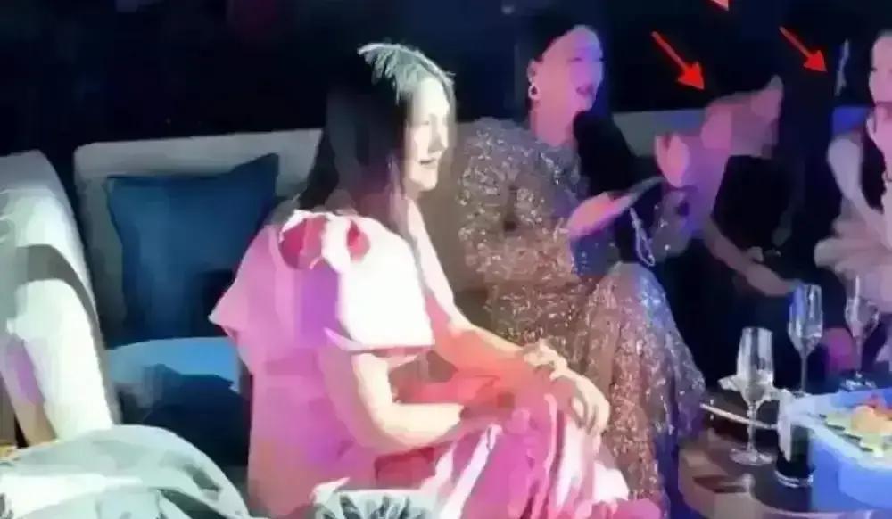 王诗龄母女穿了满身钻去何超琼的局，结果合影被挤到最边。
 
老钱圈不看你闪不闪，