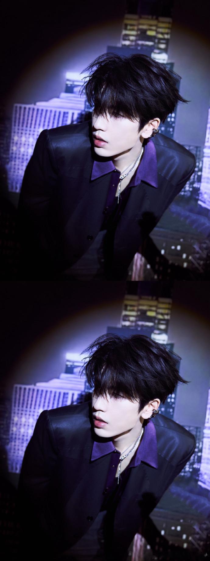 张凌赫戴了眉钉耳骨钉张凌赫和紫色的适配度 张凌赫这次的造型很有突破，紫色穿搭很有