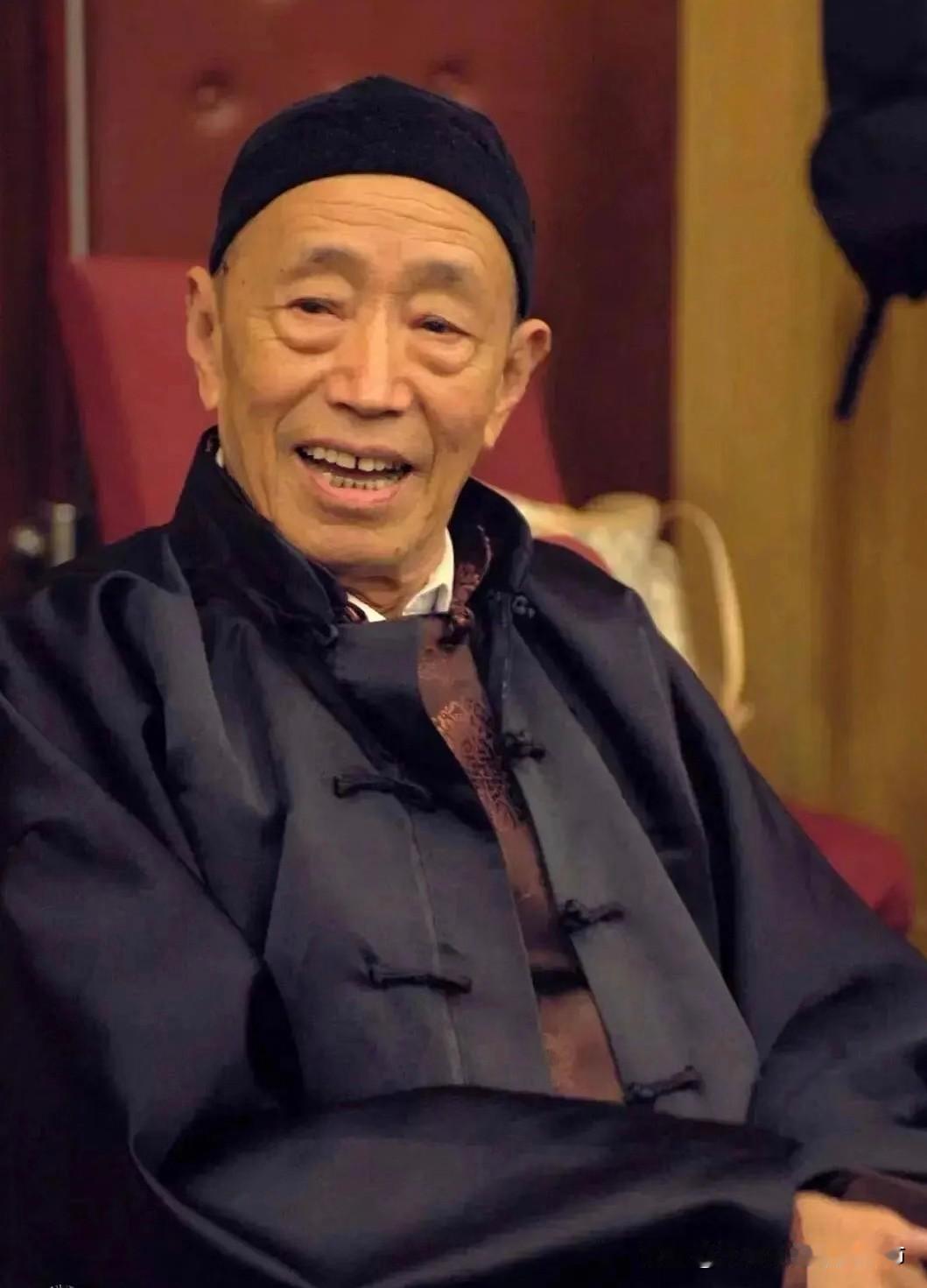 当年看他的戏，我还是个孩子，觉得老爷子精神矍铄、一点不老。如今再回想，才惊觉时光