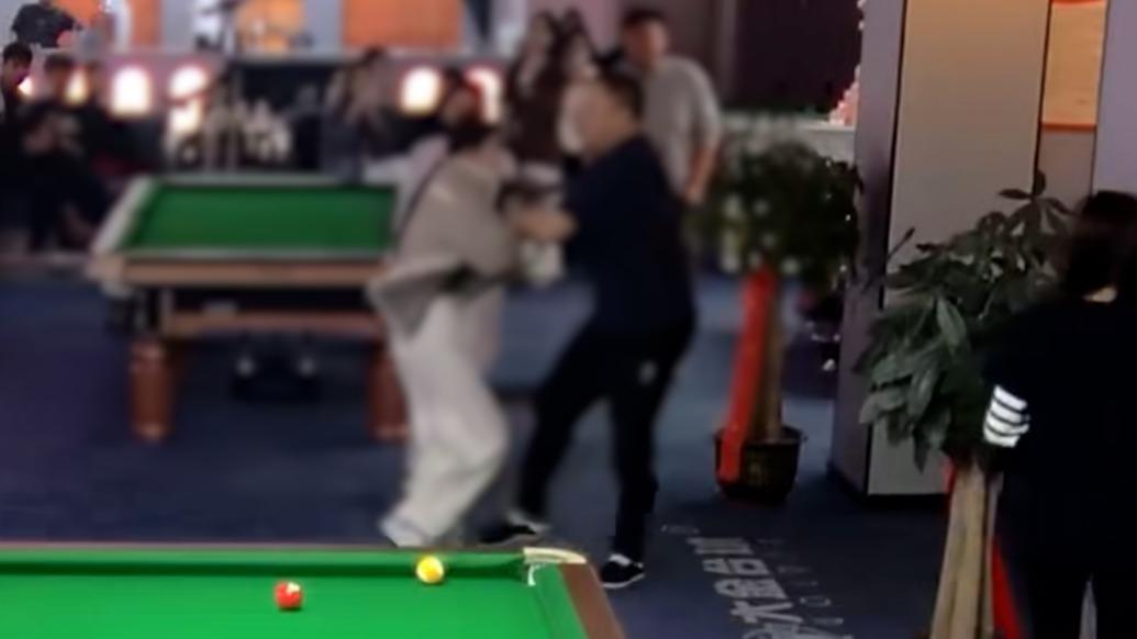 近日，广西防城港市民杜一向媒体反映，其与同事在当地某台球厅任职期间，遭遇用人单位