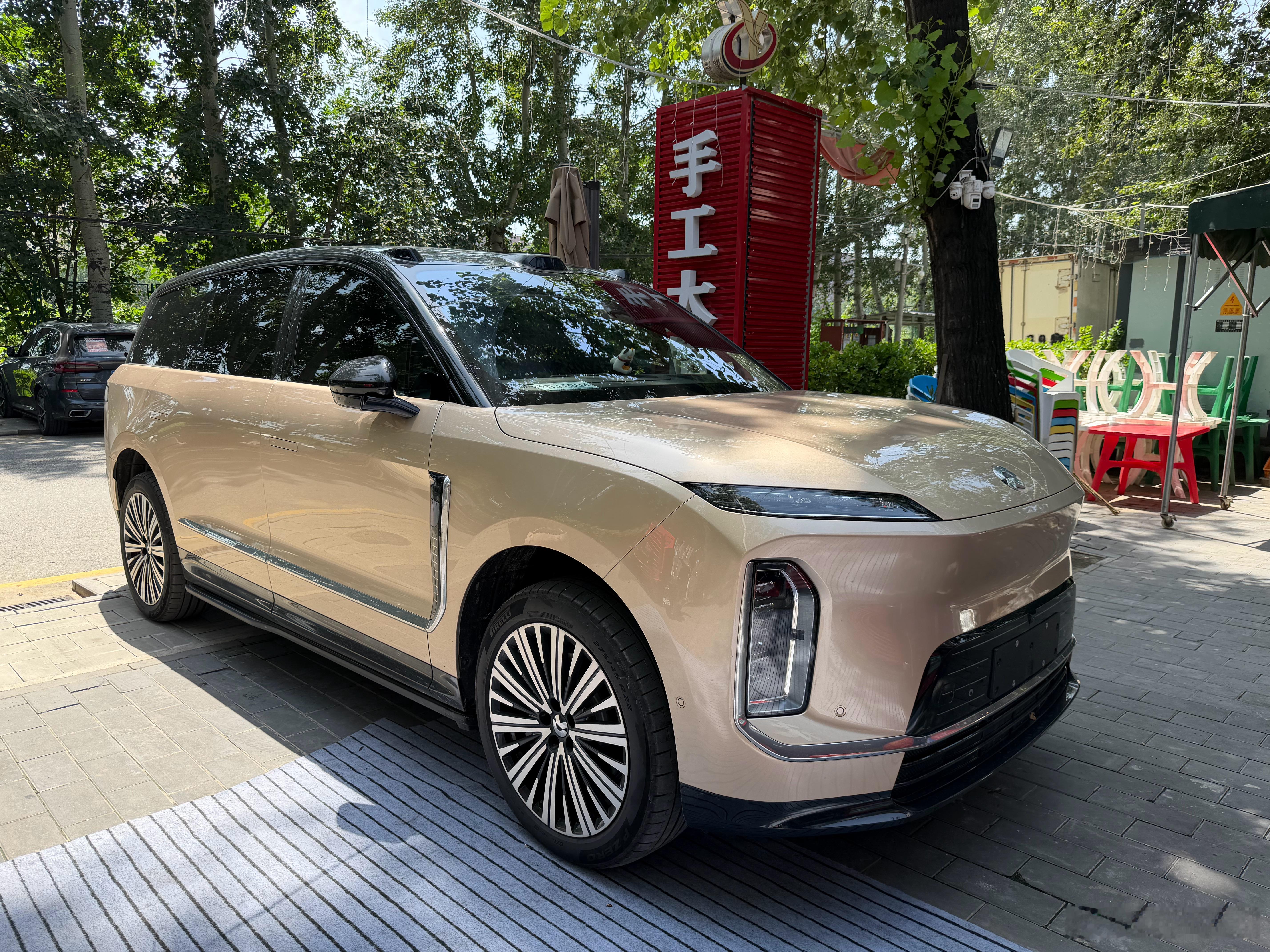 金色的蔚来ES9真霸气啊尺寸无敌，颜色也无敌我发现我格外喜欢金色的大车五年前第一