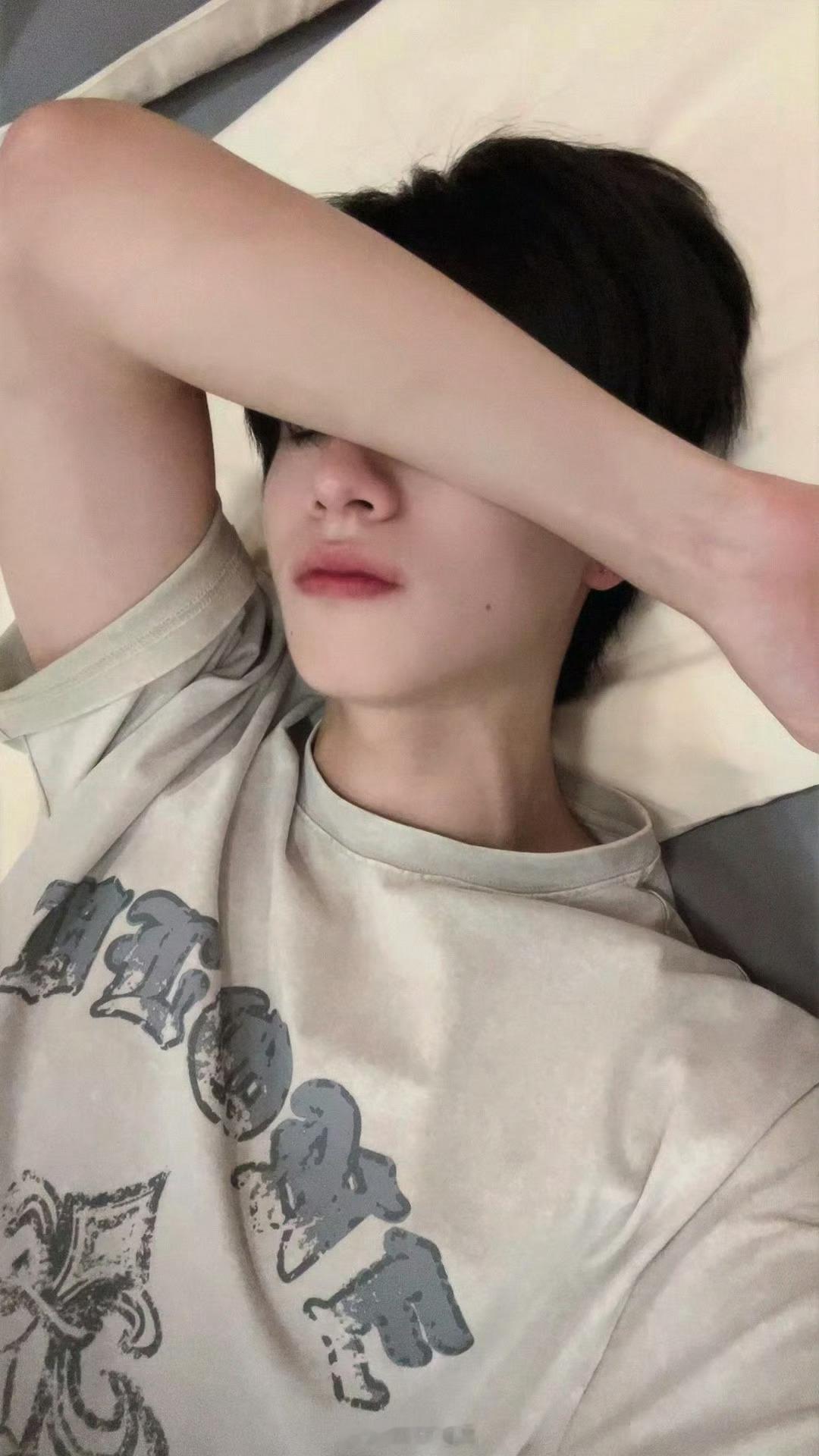 朱志鑫内娱🧣营业的神，好会啊棍帝太宠粉了吧，芝士们每天都好幸福我的天，这不就是