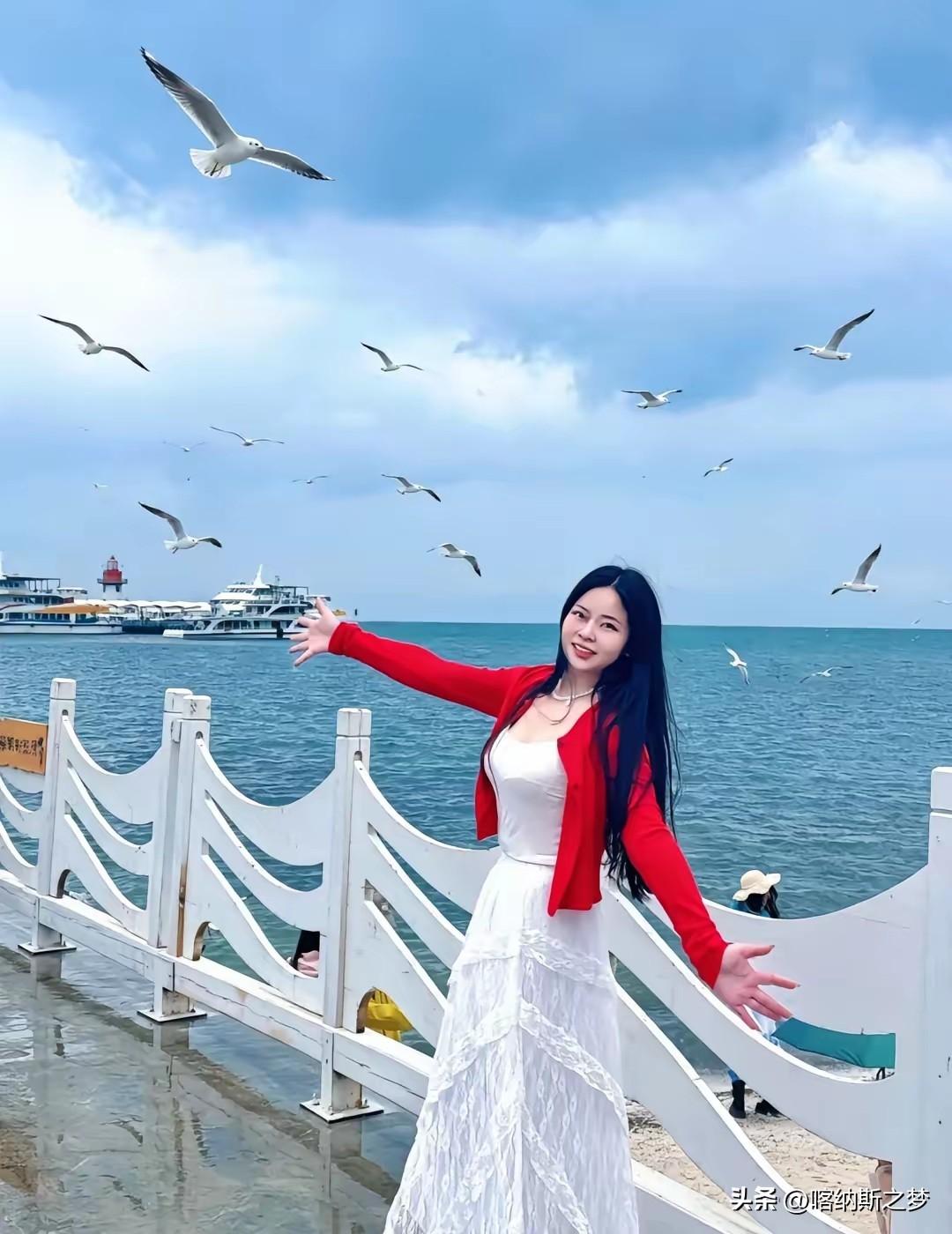 沙鸥翔集，鱼跃潜底，碧波万顷，浩渺烟波。水天一色鸥声里