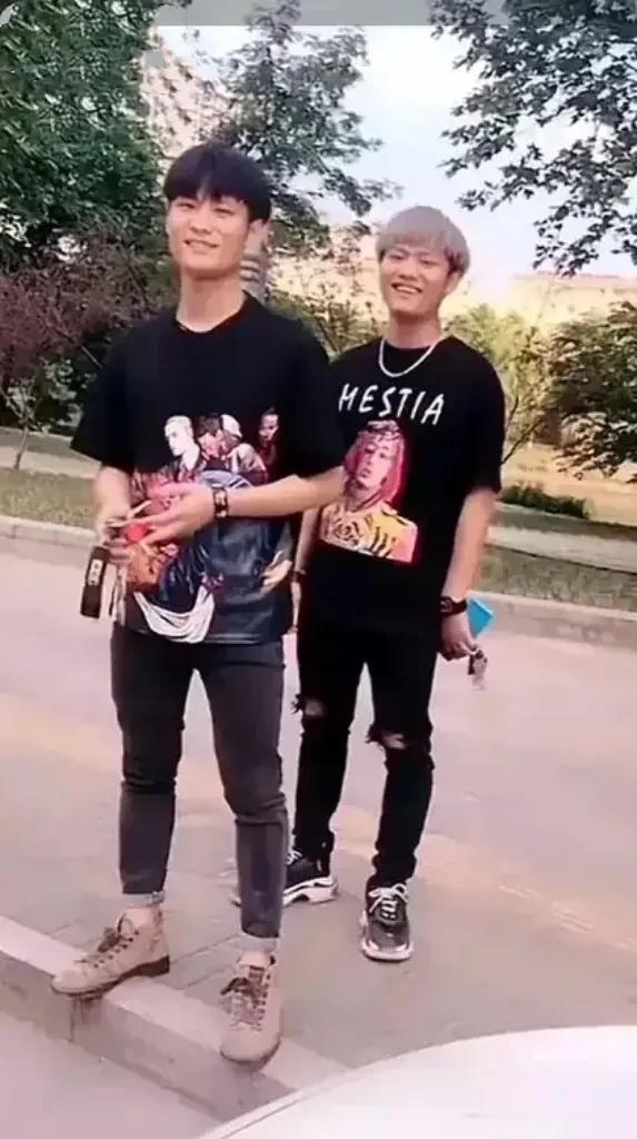 看大杨哥和小杨哥就知道一个道理:钱果然能培养一个人的气质。