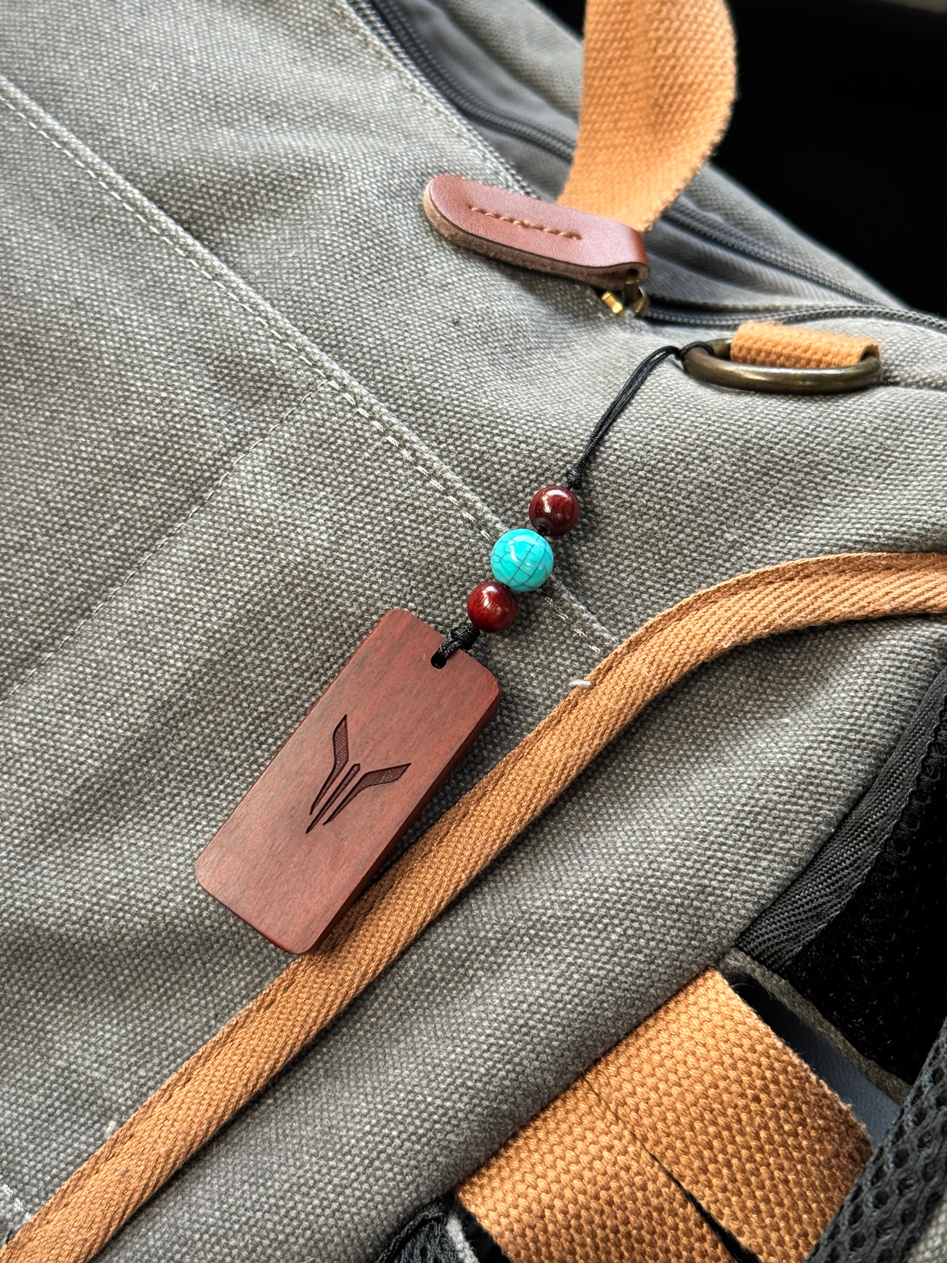 岚图泰山静态拍摄这个挂饰，木头是香的，上面的珠子不知道是不是塑料 