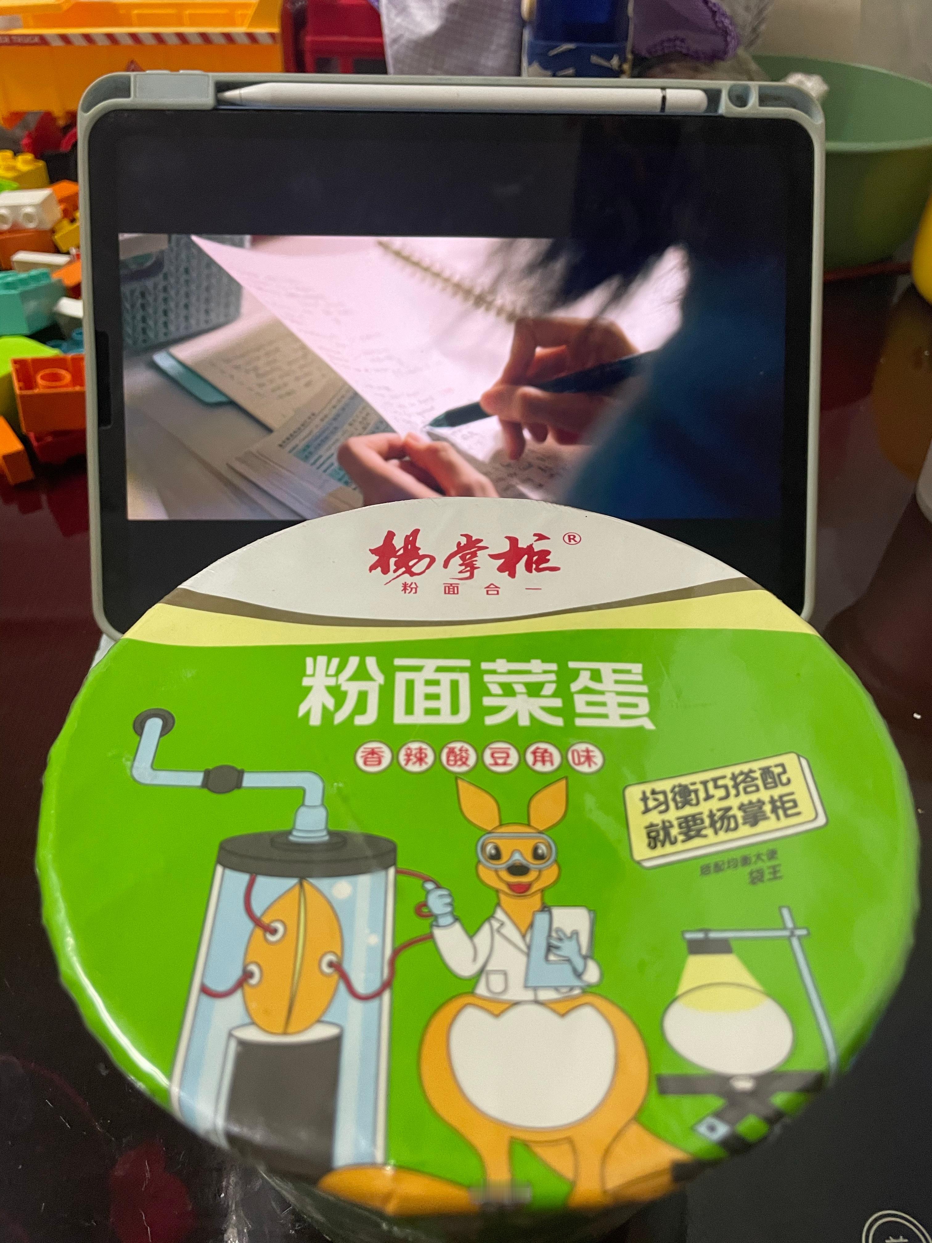 谁家明星自己打车回家太真实太接地气了，感觉艺人只是他的工作，偶尔加个班回去也会吃