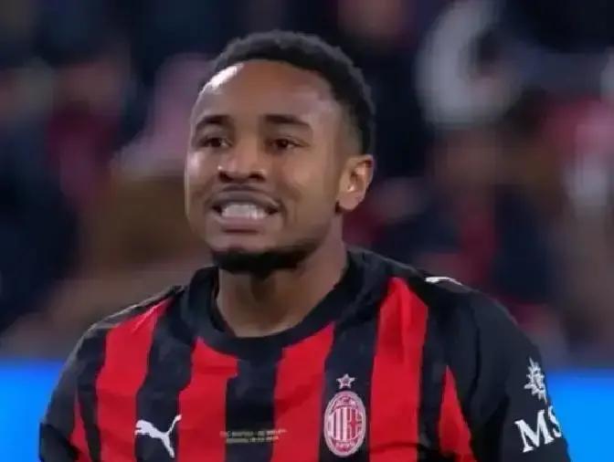 3700万卖恩昆库？米兰锋线只剩2人
 
昨晚费内巴切把先租后买的合同拍在桌上，