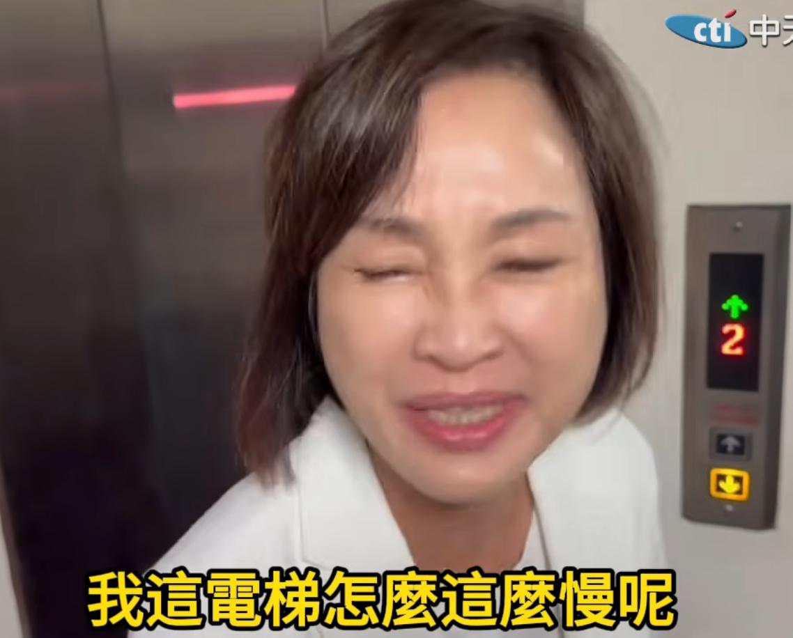 国民党籍高市长参选人柯志恩在等电梯，电梯就是不来，媒体记者逮着机会问个不停，柯志