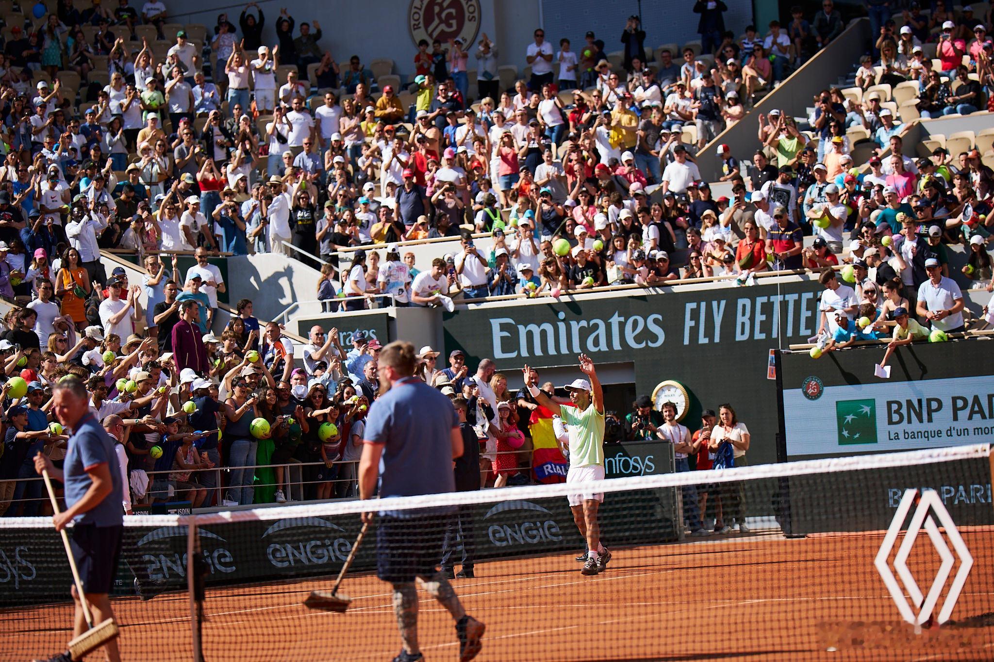 有多少爱，尽在镜头中！Vamos Rafa！送上昨天红土之王纳达尔训练图！摄影：