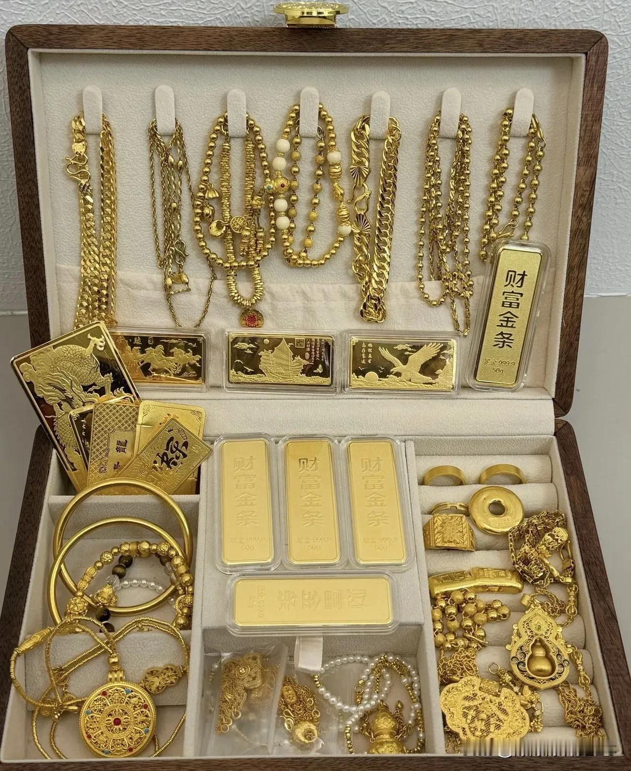 这金价这两天跌得真让人心惊肉跳，前一阵子还冲着1250去呢，结果一转脸，咔嚓一下