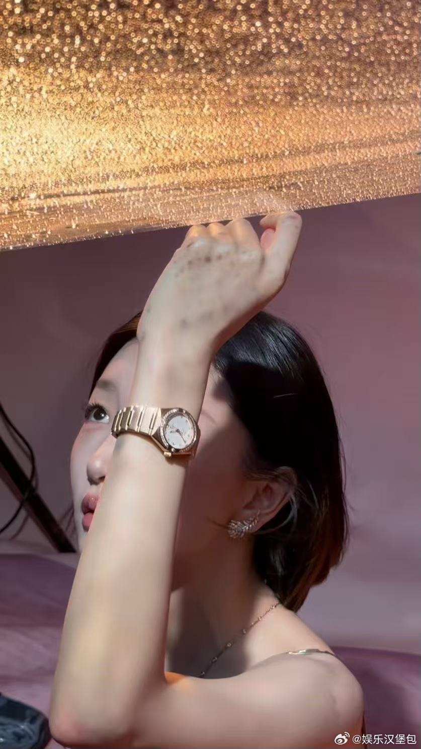 周冬雨花少8直播群魔乱舞花儿与少年 很难得看见周冬雨这样放松的一面，花少8直播尽
