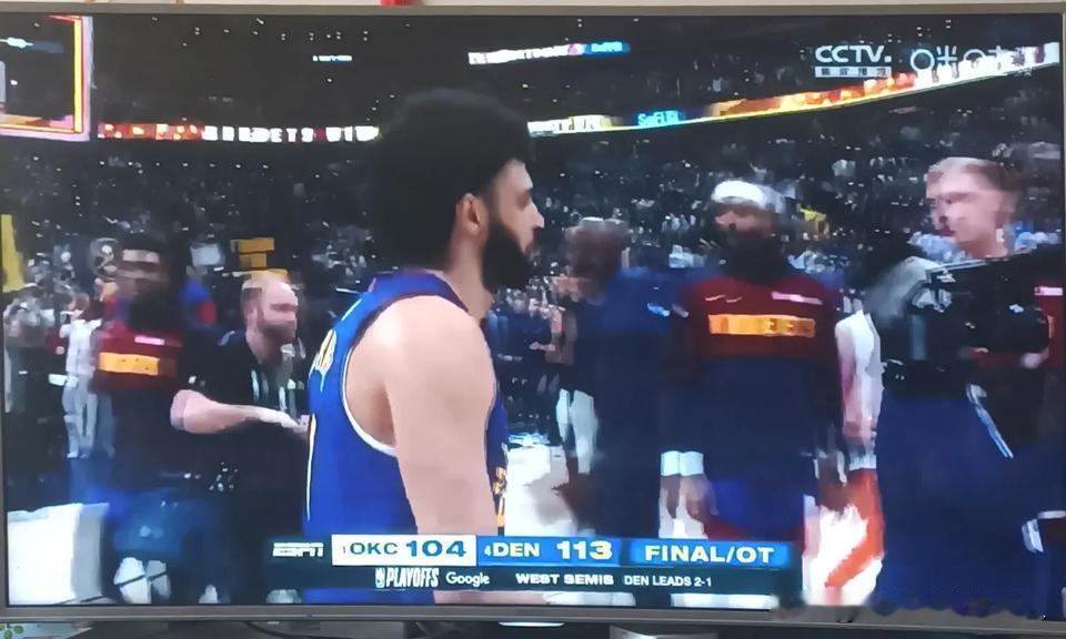 NBA的三巨头再度现身，击溃年轻的雷霆队。掘金队的约基奇、穆雷、戈登，在今年成为