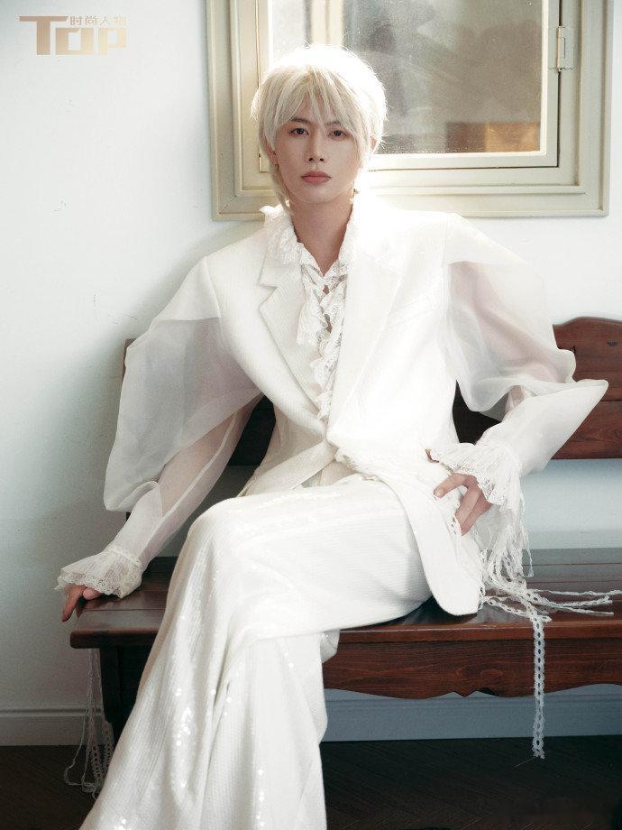 何健麒 家人们谁懂啊，何健麒的新年雪景大片直接杀疯了！一身造型搭配银发造型出镜，