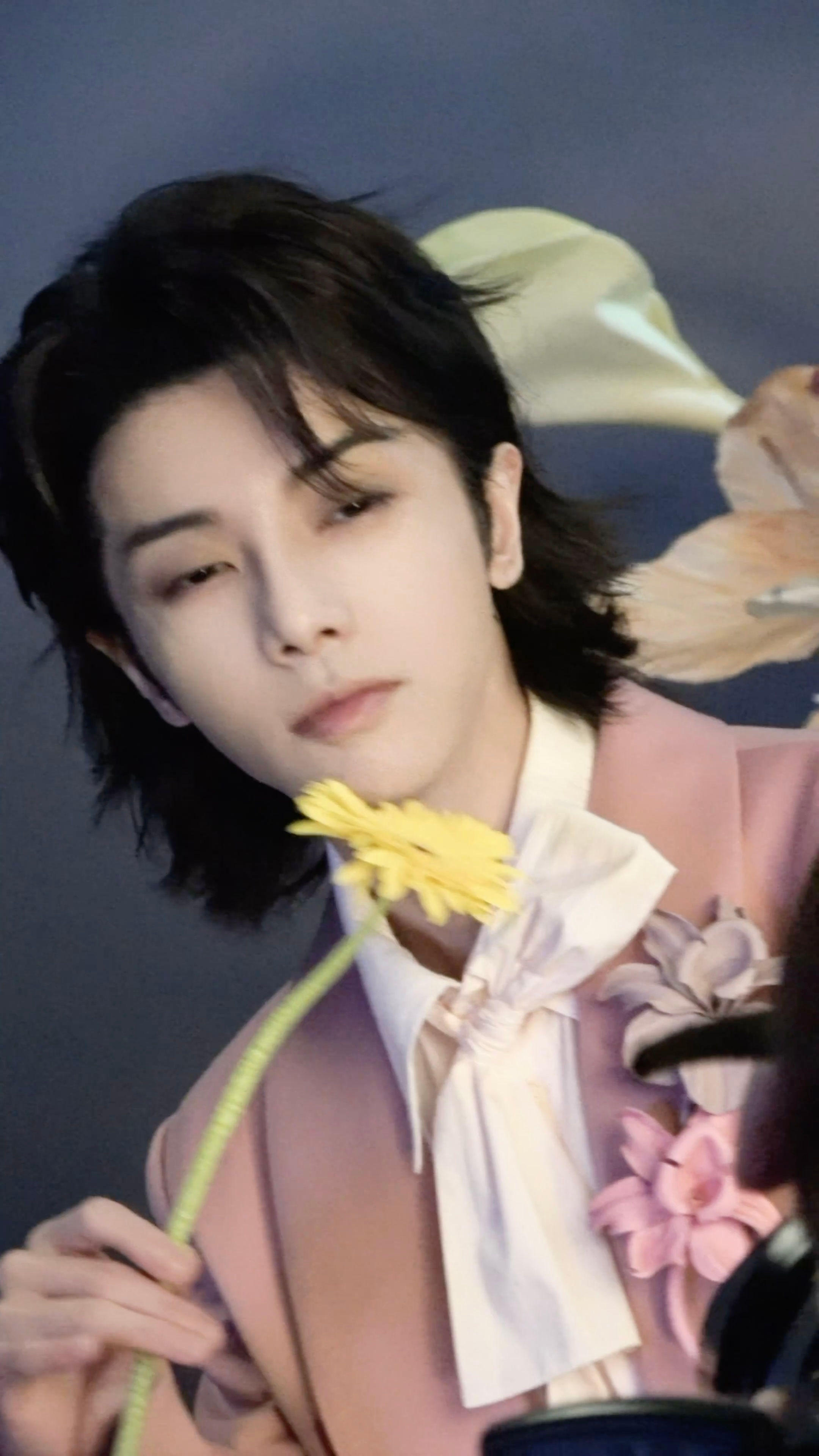 感觉这朵花在追着老公的脸亲亲😳 ​​​