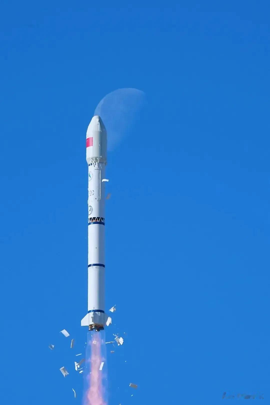 这火箭穿月的照片拍的真漂亮！
今天12月4日12时10分，在酒泉卫星发射中心长征