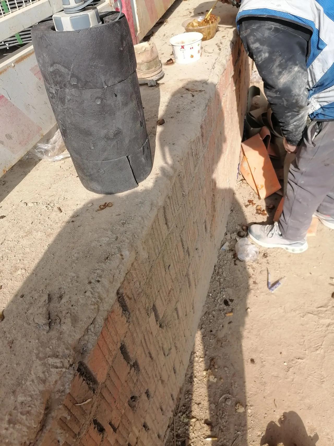 大家好，我是水电工星仔，今天中午吃饭，把饭端到了路边，太阳底下，刚吃两口，就看到