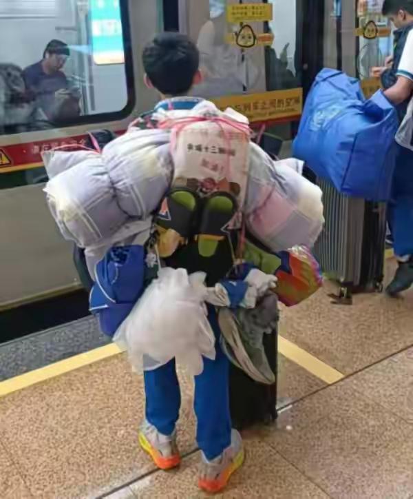 对话广州“最强背影小孩哥”：我只想证明我可以

近日，一张中学生背着行李在广州地
