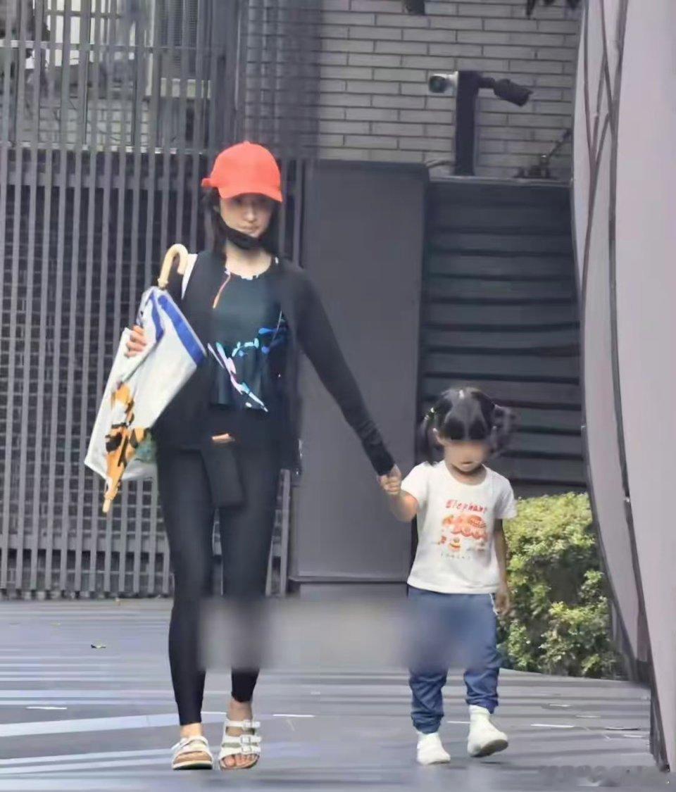 #林依晨接女儿放学#幸福的一家[打call] ​​​