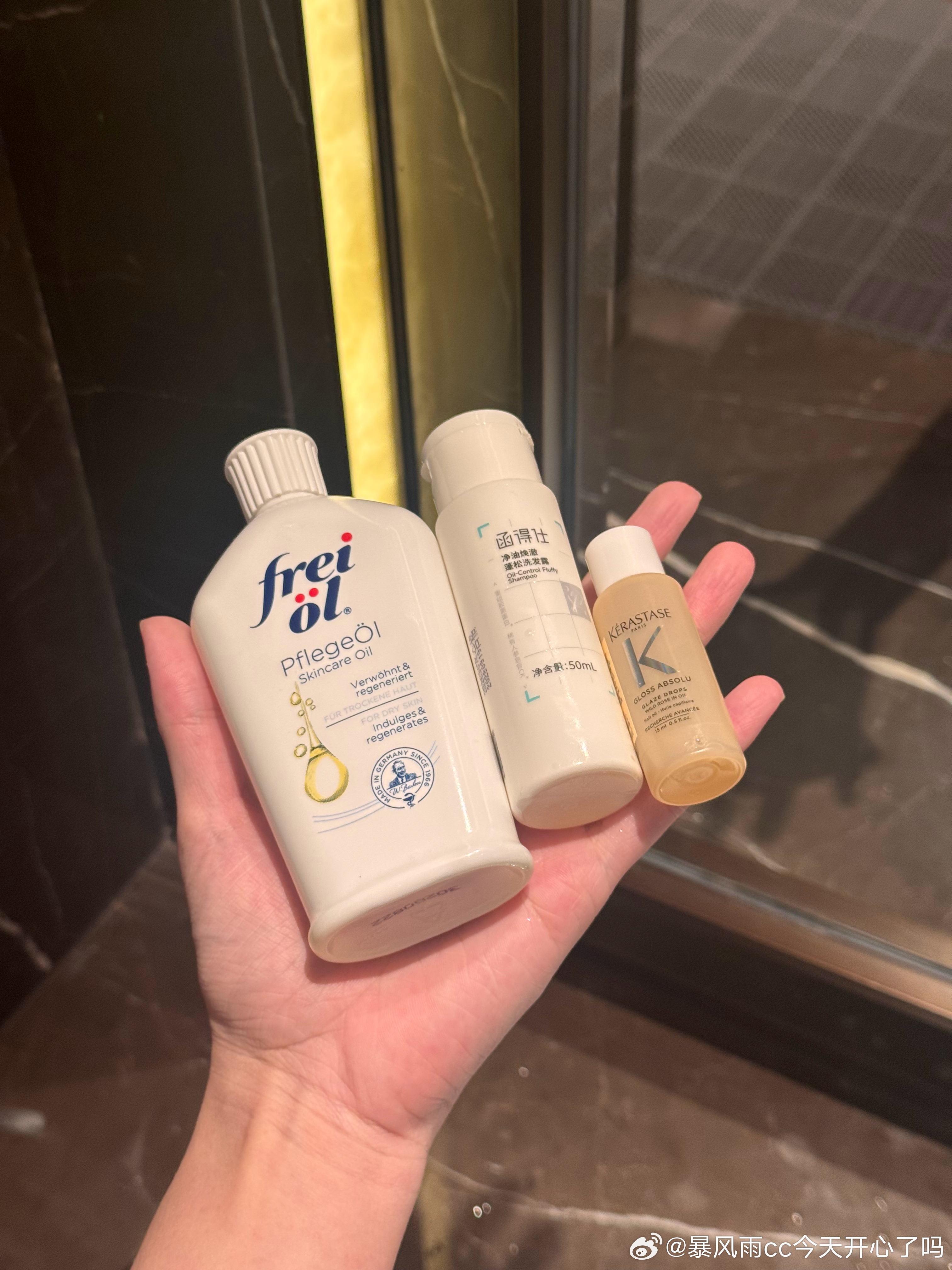去游泳最怕因为泳池的水影响头皮和身体干燥，而我带的这三个小东西都特别好！保护的很