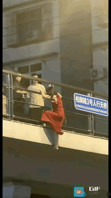 一哭二闹三上吊，这样的女人不能要，白衣男子别在那傻站着了，快跑吧，跑的越远越好，