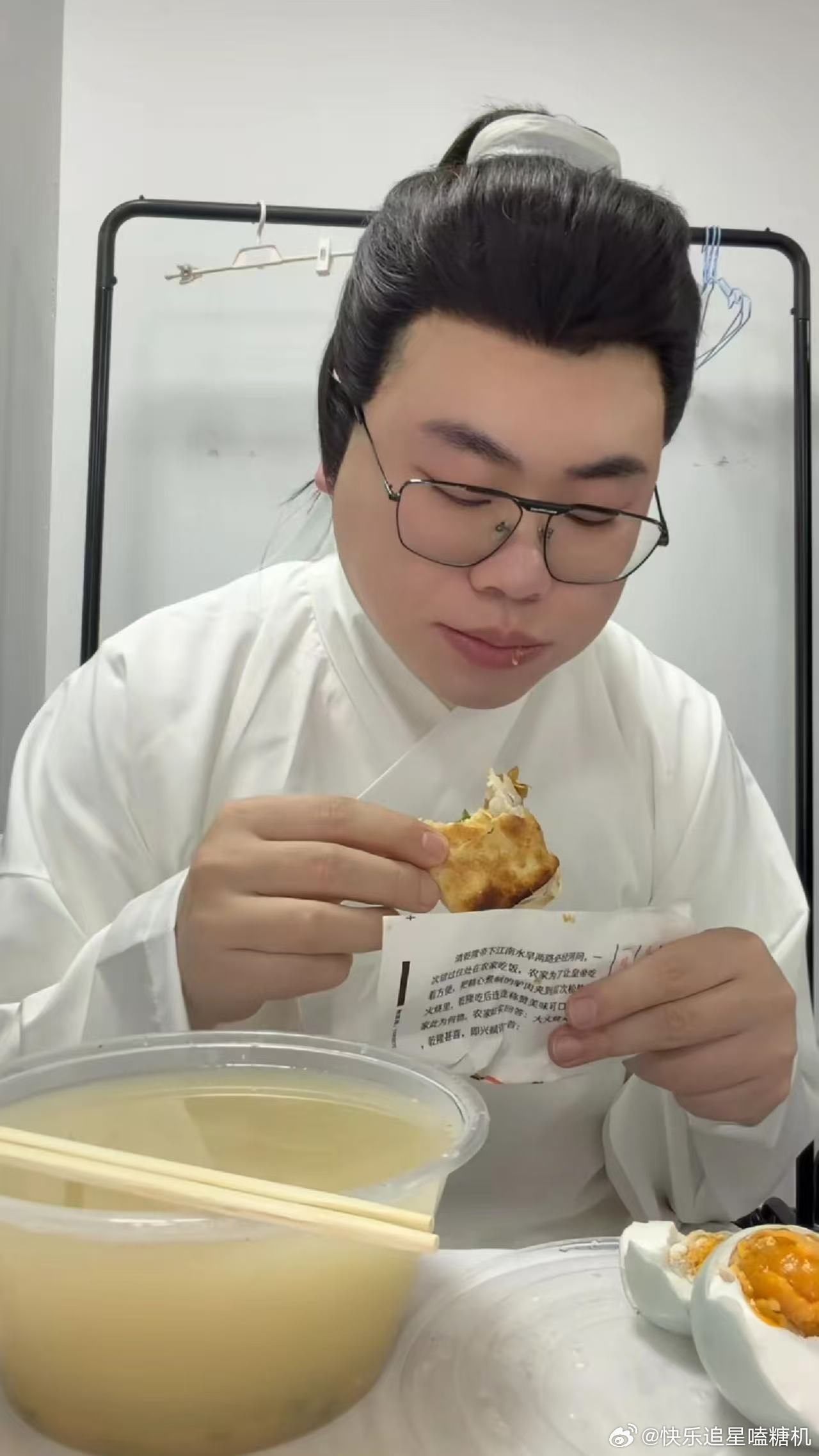 网友曝饭综后台疯狂给吕严蒸饭饭综后台最忙的居然是蒸饭锅 没想到饭综后台拼的不是嘉