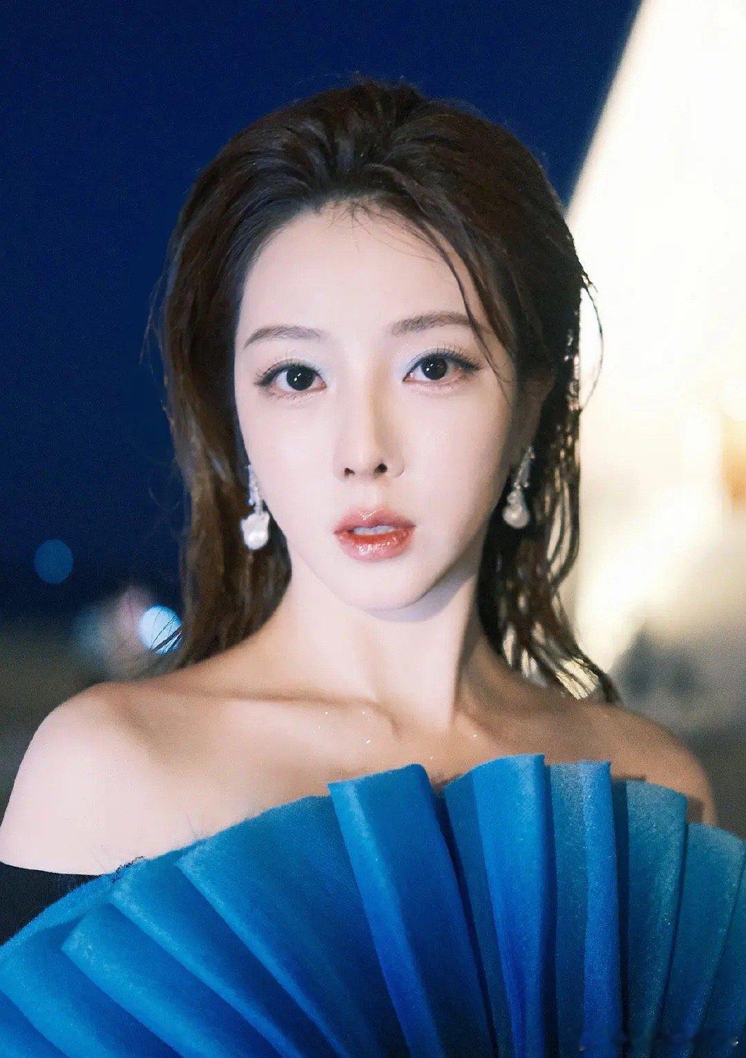 还以为是孔雪儿，没想到这竟然是主持人李思思[费解] 说好的国泰民安脸呢 ​​​