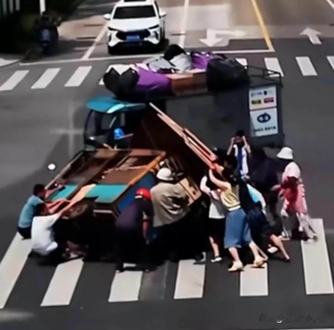 2007年的某一天，给公司办差的路遭遇别人车祸。
那一年的下午，我记得好像是春天