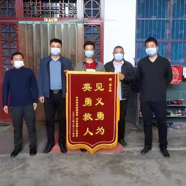 水里那句"家里还有两个孩子"，听懵了

2022年3月，周口沈丘，一辆车栽进泥河