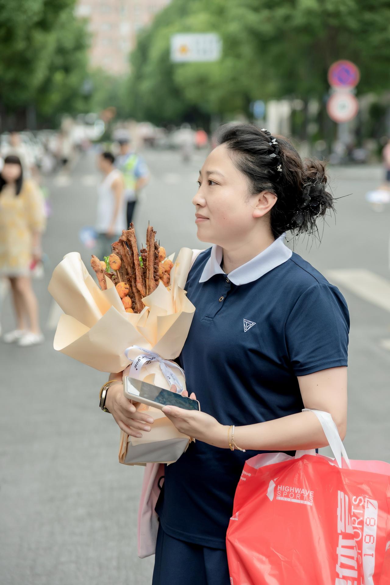 送鲜花改为送烧烤，好贴心的妈妈！[心][笑哭]6月9日，新川外国语学校一位妈妈带