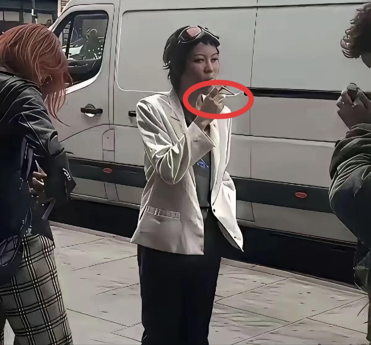 王菲跟女儿窦靖童，李嫣怎么都抽上烟了？这是我没有想到的！
腾云驾雾真的好嘛！不过
