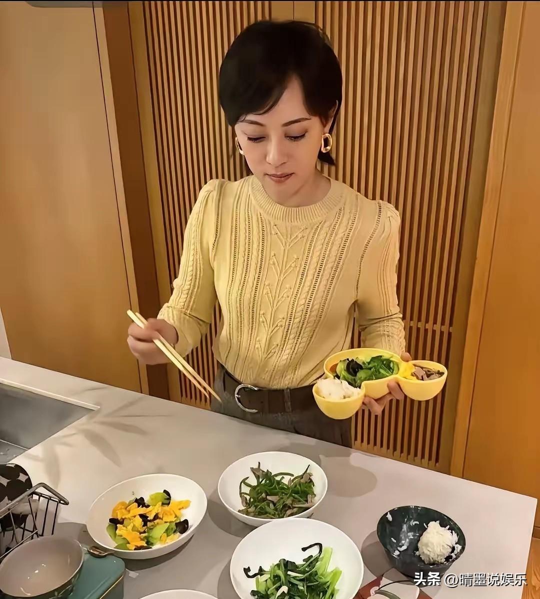 明星也不容易啊！
孙俪的晚餐让人大跌眼镜，
她拿了个巴掌大小的儿童碗，装了一点蛋