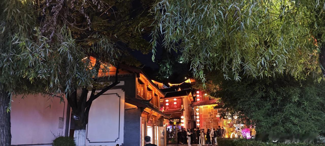 上联：山重水复疑无路；
下联:  灯珊酒香巷子里。