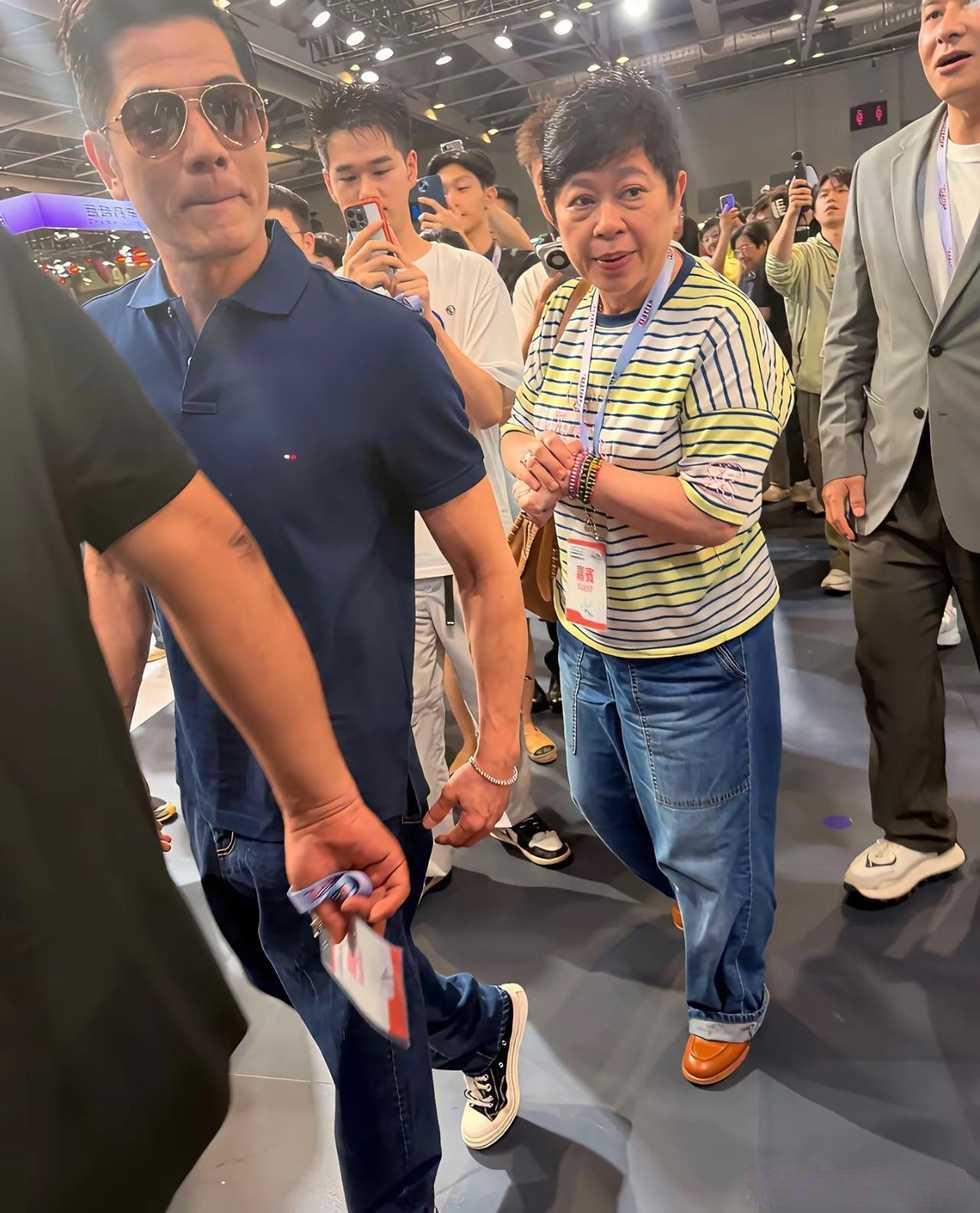 郭富城近照，他戴着墨镜，还是那么帅，脚上穿的平底鞋，看着好接地气啊。

这次郭富