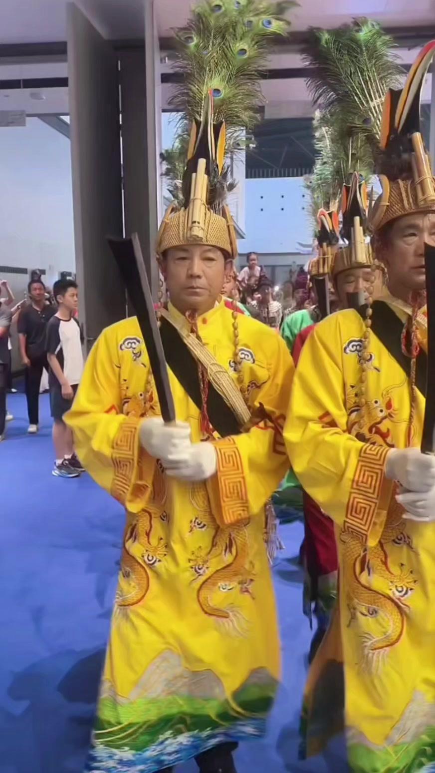 目瑙纵歌配上八一军歌，民族文化与红色精神碰撞出奇妙的花火。鼓声震天，舞步铿锵，每
