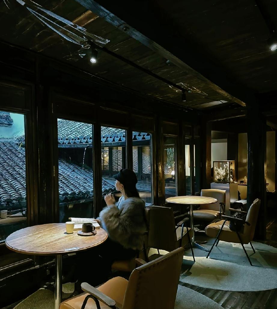 一个社会学家说：
“男人最重要的是财商，女人最重要的是性商。男人开十万的车，副驾