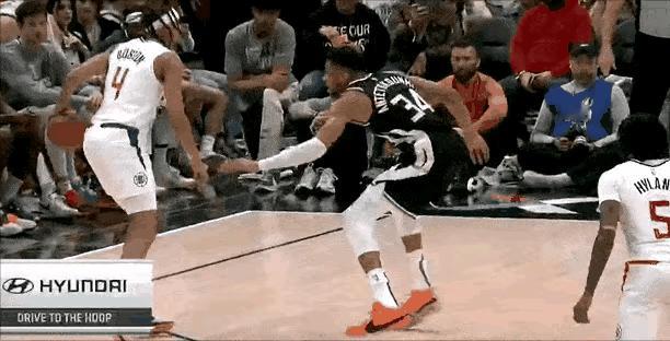 字母哥砍下34+7+10，却遭遇了最耻辱的隔扣。
字母哥被隔扣后，自己都恍惚了。