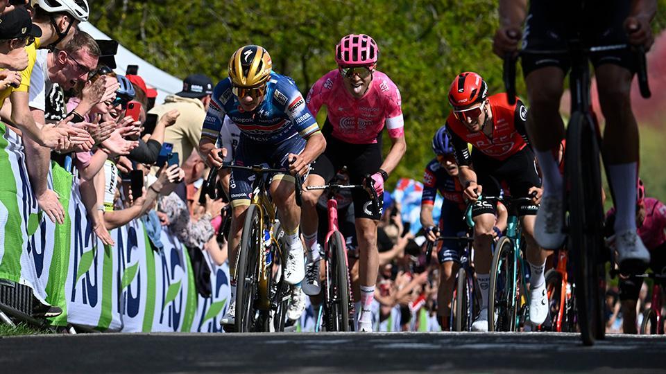 关于昨晚埃菲内普尔的表现：昨天中午，我突然有个大胆的想法：埃菲内普尔会不会状态突