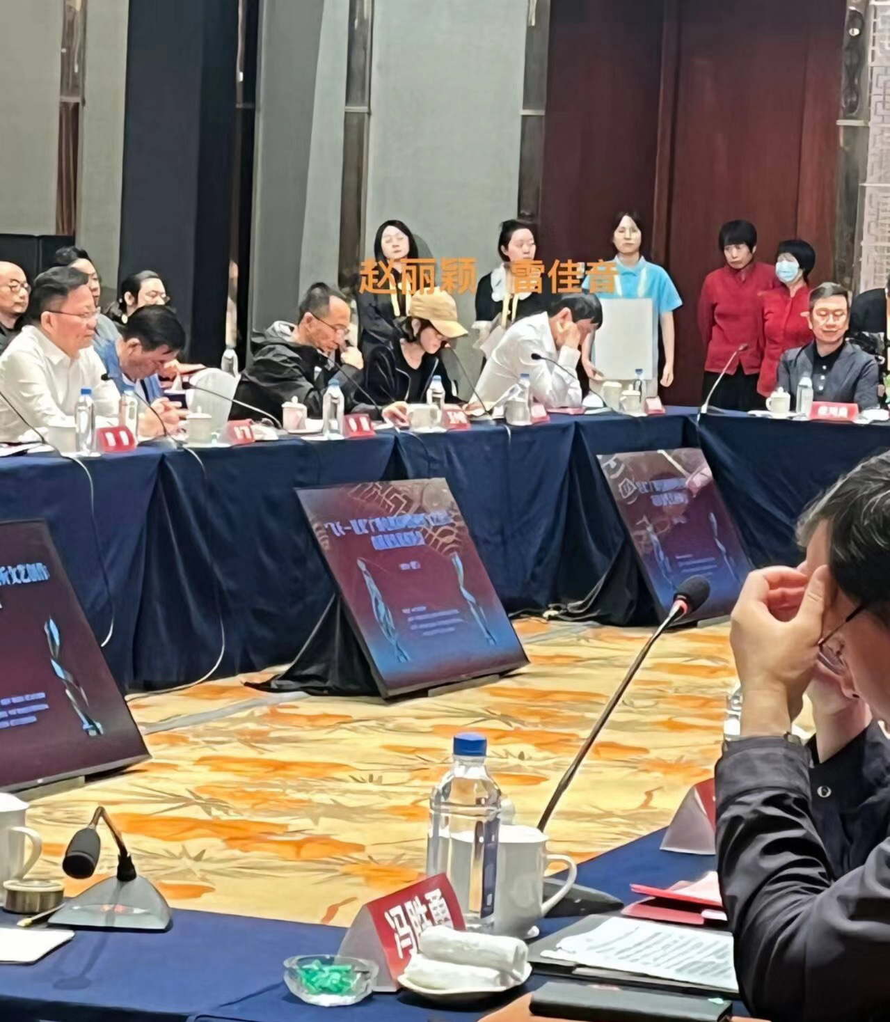 视帝视后没睡醒就要开会[允悲]体制内奖不白拿[偷笑]，还得做汇报、做演讲、做公开