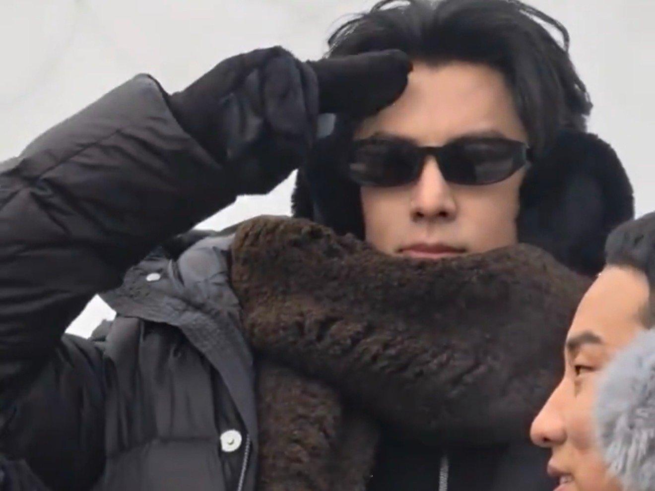 王鹤棣素颜录新综哇塞。就是说果真是有颜任性啊，王鹤棣录制《宇宙中心请注意》的新路