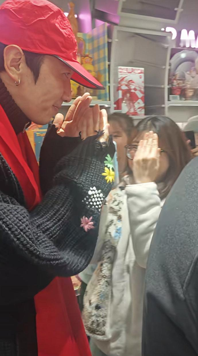 上海偶遇李光洙 亚洲王子的人气真不是盖的！李光洙现身上海街头逛街，路过粉丝激动大