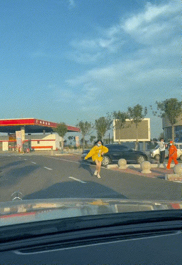 图1:年轻人真是该怎么说，一个个都是这样踩着点上班。