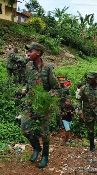 [浮云]卢旺达真是一点弯路也不走，竟然连这个也学会了

最近卢旺达一段军民并肩植