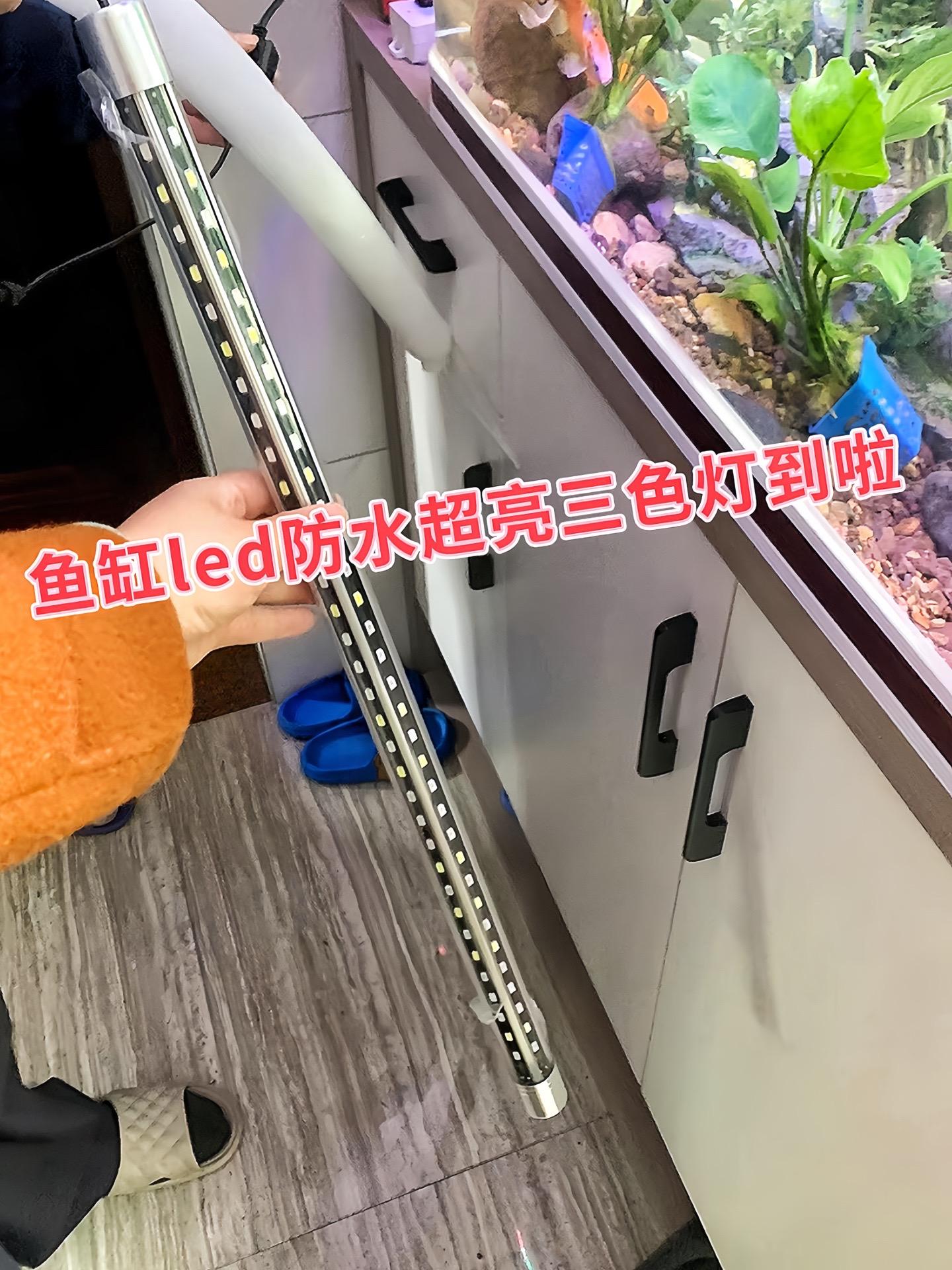 提升观赏体验  • 丰富视觉效果：可在红、绿、蓝三原色间切换组合，营造...