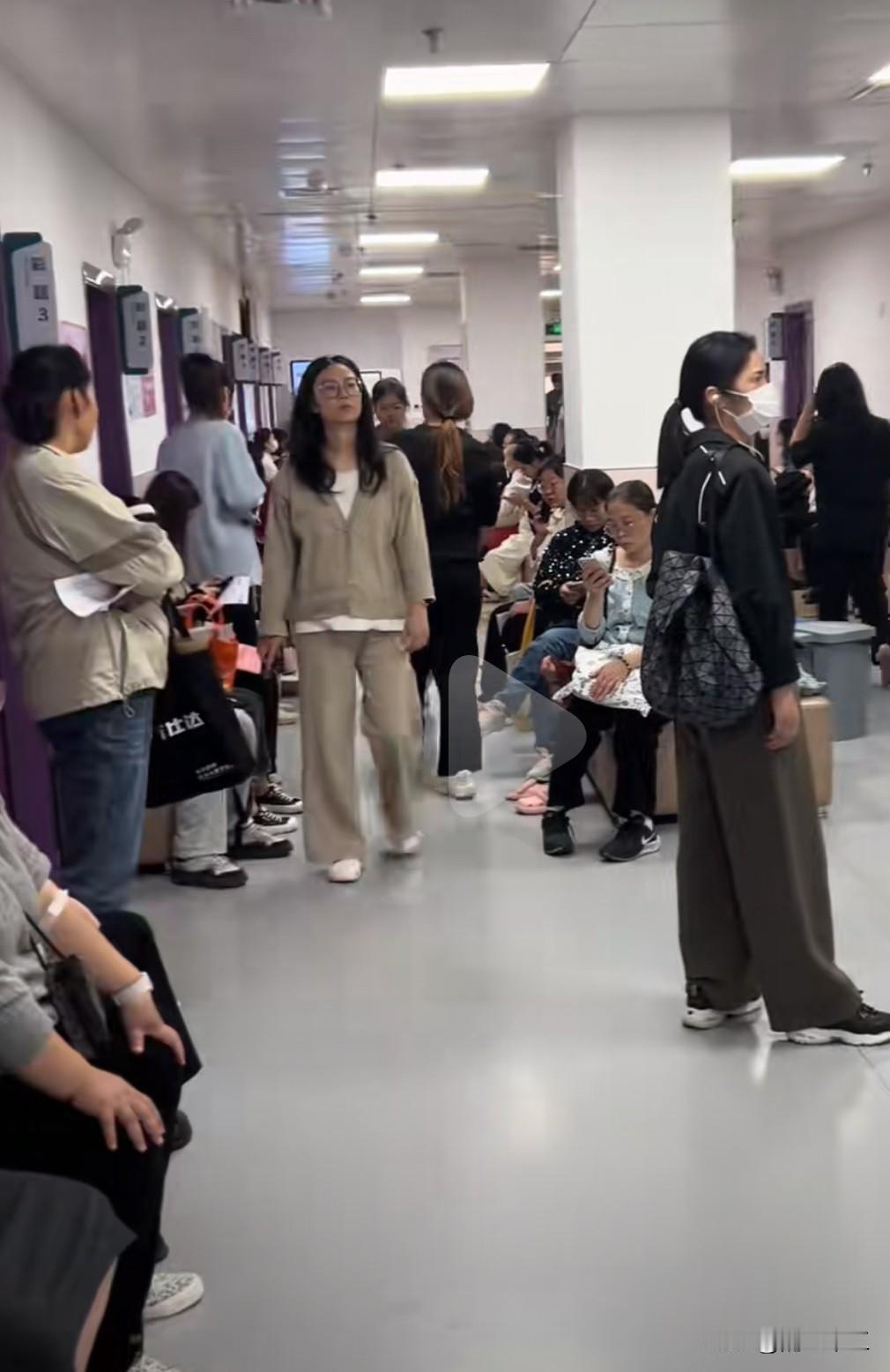 都说生孩子的越来越少，今天路过妇产科人怎么这么多，和外面说的生孩子的少不一样啊，